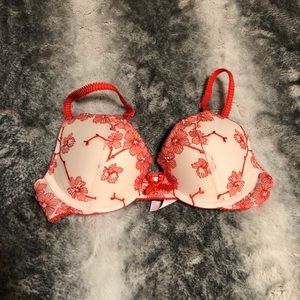 Victoria’s Secret “dream angels” push up bra